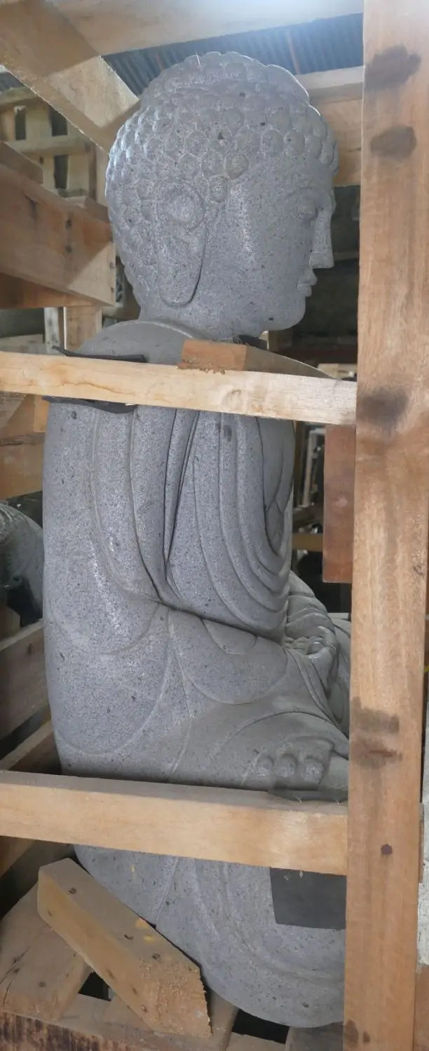  Product image 3 of the product “Seated Buddha made of high value riverstone with the hand gesture “meditation”, height 76cm. Stonemason’s work ”